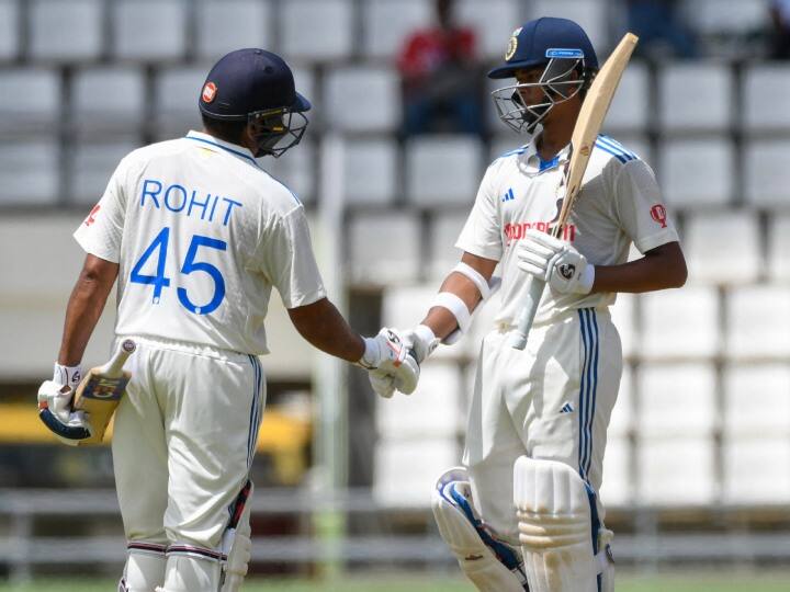 IND vs WI: रोहित शर्मा और यशस्वी जायसवाल ने वेस्टइंडीज के खिलाफ दूसरे टेस्ट में शतकीय साझेदारी पूरी की. इन दोनों शानदार अर्धशतक जड़े.