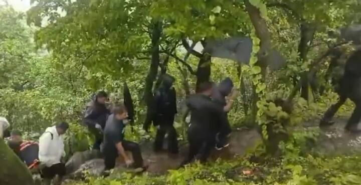 इर्शाळवाडी या दुर्घटनाग्रस्त गावाला भेट देऊन मुख्यमंत्री एकनाथ शिंदे यांनी तेथील परिस्थितीचा आणि सुरू असलेल्या मदतकार्याचा आढावा घेतला.