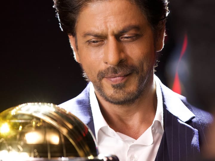 World Cup 2023: विश्व कप ट्रॉफी को निहारते दिखे शाहरुख खान, आईसीसी ने शेयर की खास तस्वीर