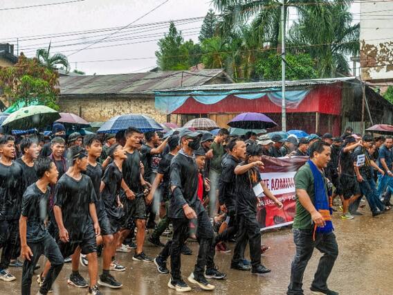 Manipur Violence: एनएचआरसी ने मणिपुर सरकार को जारी किया नोटिस, महिलाओं के साथ शर्मनाक हरकत के बाद एक्शन Manipur Violence: एनएचआरसी ने मणिपुर सरकार को जारी किया नोटिस, महिलाओं के साथ शर्मनाक हरकत के बाद एक्शन
