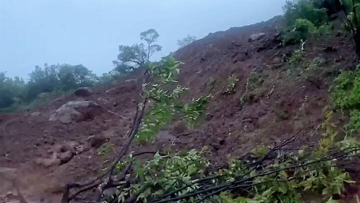 120 ते 130 लोक अडकले असल्याची प्राथमिक माहिती मिळत आहे