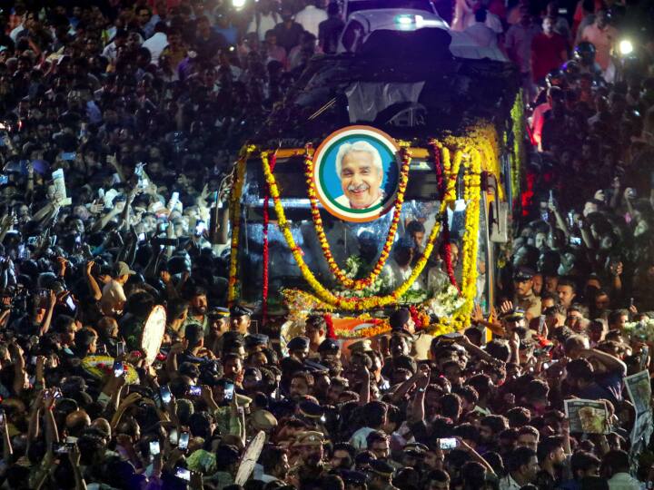 Former Kerala CM Oommen Chandy Body Reaches Ancestral Home In 36 Hours Due to Thousands Gathered For Final Glimpse Oommen Chandy Last Rites: ओमन चांडी के अंतिम दर्शन के लिए इस कदर उमड़े लोग, पार्थिव शरीर को पैतृक घर तक लाने में लग गए 36 घंटे