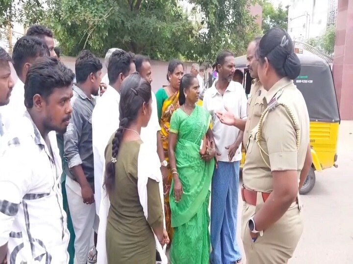 Crime: இளம்பெண்ணை காதலித்து ஏமாற்றிய இளைஞர்; காவல் நிலையம் முன்பு  தீக்குளிக்க முயன்ற தந்தை