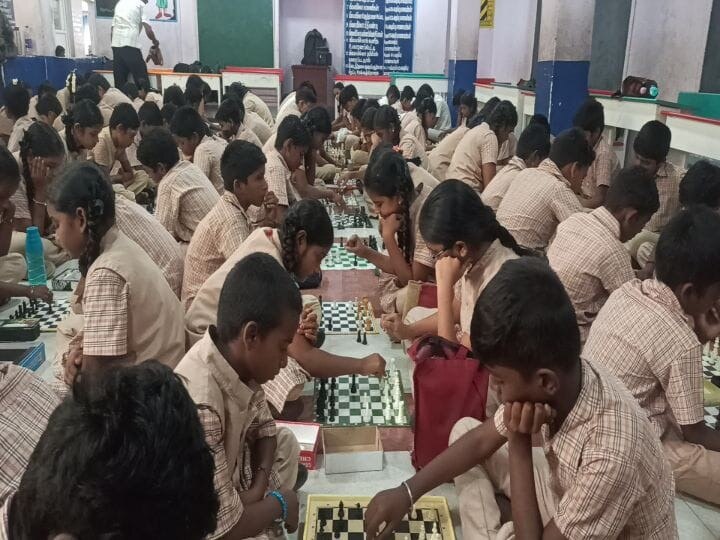 World chess day: திருச்சியில் உற்சாகமாக செஸ் விளையாடிய அரசு பள்ளி மாணவ, மாணவிகள்