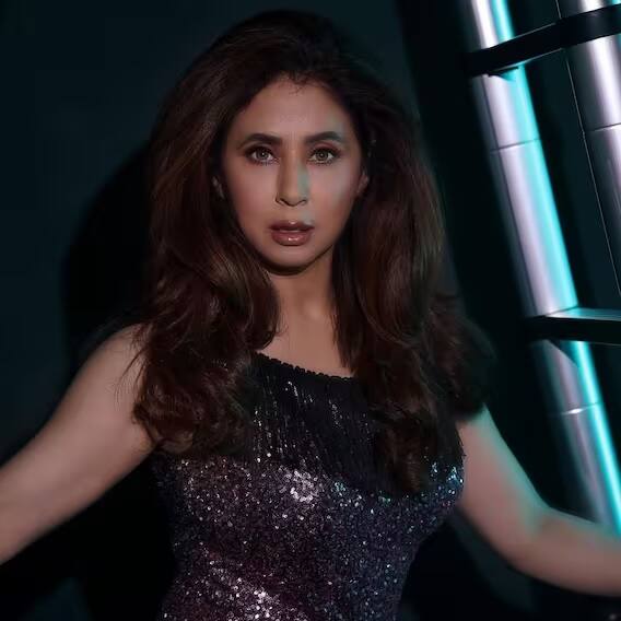 મણિપુરની ઘટનાનો સખત વિરોધ કરતા ઉર્મિલા માતોંડકરે લખ્યું, “મણિપુરના વીડિયો અને આ હકીકતથી આઘાત અને ડર લાગે છે. આ અંગે કોઈ કાર્યવાહી કરવામાં આવી ન હતી. શરમ આવે છે એ લોકોને જેઓ સત્તાના નશામાં ઉંચી જગ્યાઓ પર બેઠા છે. મીડિયાના જોકરો તેમને ચાટે છે, સેલિબ્રિટીઓ જે ચૂપ છે. પ્રિય દેશવાસીઓ, આપણે આવા ક્યારે બની ગયા?