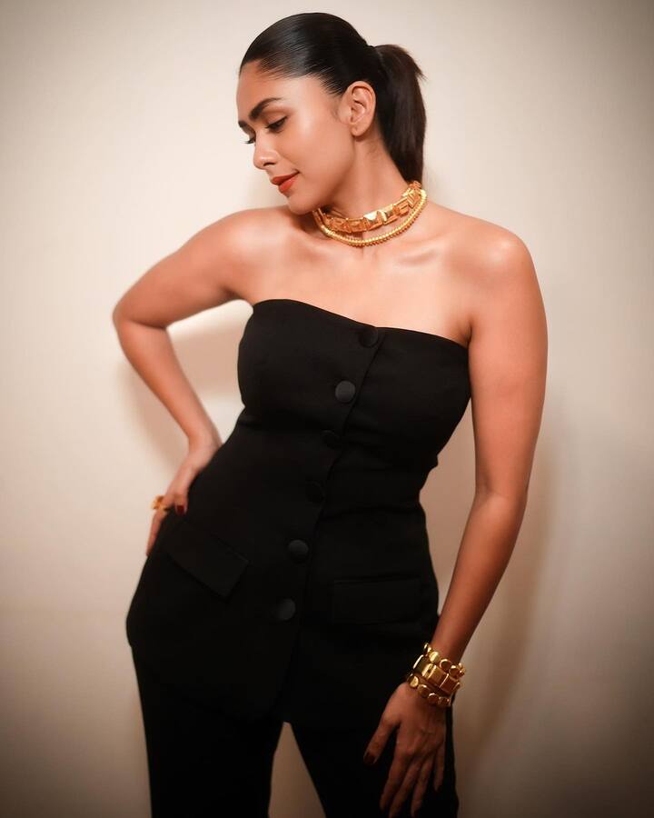 Mrunal accessorised her outfit with gold choker necklaces.