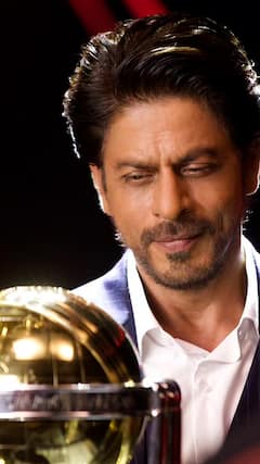 Shah Rukh Khan के हाथों में दिखी ICC World Cup की ट्रॉफी, तस्वीरें हुई वायरल | Sports LIVE