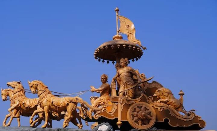 মূলত রাজনৈতিক রচনা বলেই গন্য হয় ‘মহাভারত’। তবে সমাজ, দর্শন, প্রেম, বিয়ের, পরকীয়া, সবকিছুরই মিশেল রয়েছে এই মহাকাব্যে। মহাভারতের প্রেমকাহিনির কথা ধরলে একাধিক আখ্যান উঠে আসে। সেই আখ্যানের তালিকায় রয়েছে কৃষ্ণ-রুক্মিনী, গঙ্গা-শান্তনু, অর্জুন-উলুপি, অর্জুন-সুভদ্রা, দ্রৌপদী-পঞ্চপাণ্ডব, গান্ধারী-ধৃতরাষ্ট্র, পরাশর ঋষি-সত্যবতী, অর্জুন-চিত্রাঙ্গদা, শান্তনু-সত্যবতী, হিড়িম্বা-ভীমের প্রেমকাহিনি।