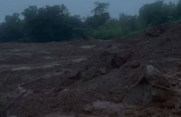 यामध्ये 100 हून अधिक लोक अडकल्याची शक्यता वर्तवली जात आहे.