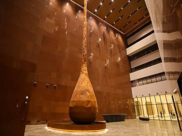 इस बिल्डिंग को कुल 67 लाख स्क्वेयर फीट में बनाया गया है. इसके निर्माण के बाद से ही यह भारत समेत पूरी दुनिया में चर्चा का केंद्र बनी हुई है क्योंकि इसने अमेरिका के डिफेंस हेडक्वार्टर पेंटागन से विश्व की सबसे बड़ी ऑफिस होने का खिताब छीन लिया है.