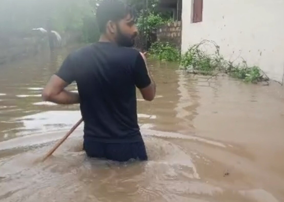 Rain: માણાવદરનું મટીયાણા ગામ બન્યું તળાવ, ઘરોમાં પાણી ઘૂસતા ઘરવખરી પલળી