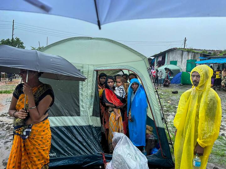 Family members of the people trapped under the rubble. The NDRF reached the spot and launched the search and rescue operation. They further said that two more teams have left from Mumbai to join the operation. Image Source: PTI