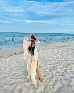 బీచ్ ఒడ్డున స్టన్నింగ్ ఫోజులతో అదరగొట్టిన సురేఖా వాణి కూతురు!