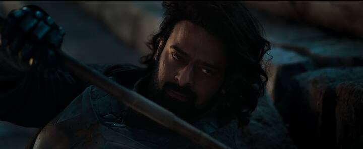 இப்படத்தின் கதைக்களம் 2898ம் ஆண்டில் நடைபெறுவது போல் அமைக்கப்பட்டுள்ளது. பெரும் தொழில்நுட்ப வளர்ச்சிக்குப் பிறகு நடக்கும் அழிவில் இருந்து உலகை காக்கும் சூப்பர் ஹீரோவாக பிரபாஸ் உள்ளார்