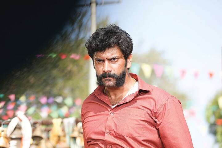 இவரின் முதல் படமே ரசிகர்கள் மத்தியில் சூப்பர் ஹிட் ஆகி இவருக்கென தனி ரசிகர் படை உருவாகியது.