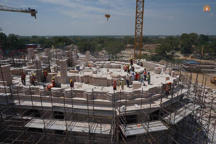 கோவிலின் கர்ப்பகிரகத்தை சுற்றி தங்க முலாம் பூசப்படவுள்ளது. இக்கோவிலில் மொத்தம் 392 தூண்களும் 46 தேக்கு கதவுகளும் இடம்பெறும். இது இக்கோவிலுக்கு பிரம்மாண்டமான தோற்றத்தை கொடுக்கும்.