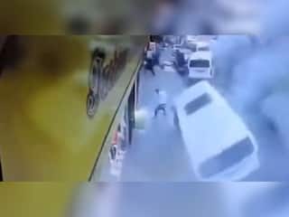 जोहान्सबर्ग में फट गई धरती...कांप गए लोग...हवा में उड़ने लगीं कारें! यकीन न हो तो देखें ये Video