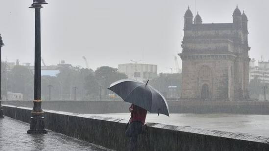 Mumbai Rain IMD alert Heavy rain in next three to four hours Mod to intense spells possible over Mumbai Thane Navi Mumbai Raigad Palghar Mumbai IMD Alert : मुंबईकरांनो काळजी घ्या! पुढील 3 ते 4 तासात मुसळधार पावसाचा अंदाज, हवामान खात्याकडून खबरदारीचं आवाहन