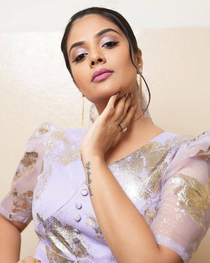 ఇక సోషల్ మీడియాలో తన హాట్ హాట్ ఫోటోలను షేర్ చేస్తూ నెటిజన్స్ ని ఆకట్టుకుంటుంది.