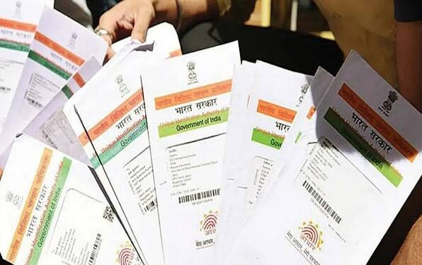 સૌથી પહેલા આધાર કાર્ડની ઓફિશિયલ વેબસાઈટ uidai.gov.in પર જાઓ. હવે હોમપેજ પર, 'On Aadhaar Services' હેઠળ, 'Verify Aadhaar Number' વિકલ્પ પર ક્લિક કરો. આ પછી તમે 12 અંકનો આધાર નંબર અને કેપ્ચા કોડ દાખલ કરીને તમારા આધારની ચકાસણી કરી શકો છો.