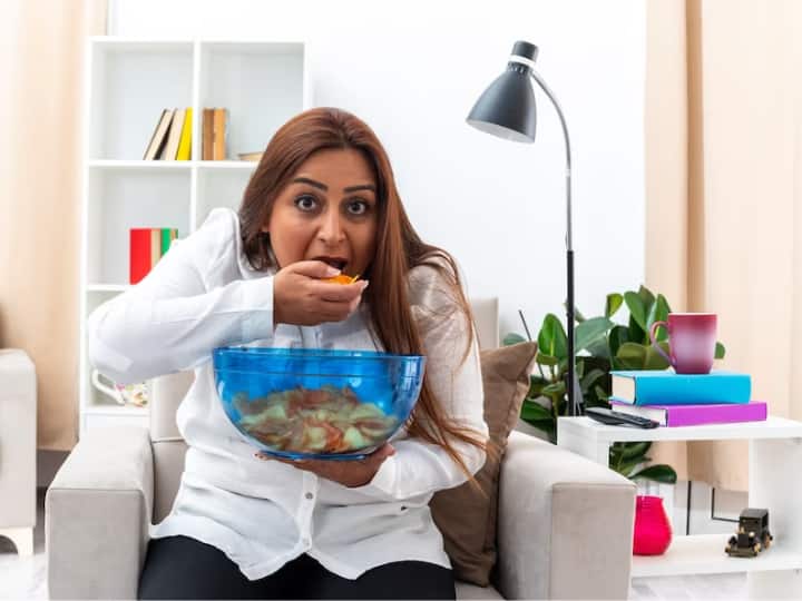 जल्दबाजी में खाना खाने से बढ़ जाता है इन बीमारियों का खतरा, शरीर को झेलने पड़ते हैं कई नुकसान