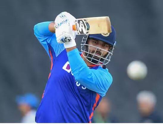 ਰਿਸ਼ਭ ਟੀਮ ਇੰਡੀਆ ਦੇ ਸਰਵੋਤਮ ਖਿਡਾਰੀਆਂ ਦੀ ਸੂਚੀ 'ਚ ਸ਼ਾਮਲ ਹੈ। ਉਨ੍ਹਾਂ ਨੇ 33 ਟੈਸਟ ਮੈਚਾਂ 'ਚ 2271 ਦੌੜਾਂ ਬਣਾਈਆਂ ਹਨ। ਇਸ ਦੌਰਾਨ ਉਨ੍ਹਾਂ ਨੇ 5 ਸੈਂਕੜੇ ਅਤੇ 11 ਅਰਧ ਸੈਂਕੜੇ ਲਗਾਏ ਹਨ। ਪੰਤ ਨੇ 30 ਵਨਡੇ ਮੈਚਾਂ 'ਚ 865 ਦੌੜਾਂ ਬਣਾਈਆਂ ਹਨ। ਇਸ ਫਾਰਮੈਟ 'ਚ ਇਕ ਸੈਂਕੜਾ ਅਤੇ 5 ਅਰਧ ਸੈਂਕੜੇ ਲਗਾਏ ਹਨ। ਉਨ੍ਹਾਂ ਨੇ 66 ਟੀ-20 ਅੰਤਰਰਾਸ਼ਟਰੀ ਮੈਚਾਂ 'ਚ 987 ਦੌੜਾਂ ਬਣਾਈਆਂ ਹਨ।