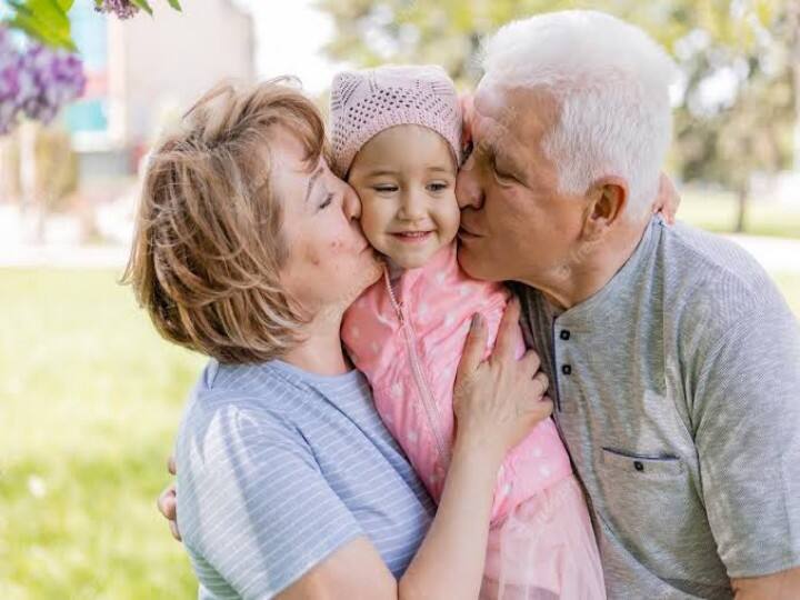 parenting tips  spending time with grandparents is important for children personality Parenting Tips : बच्चों के ओवरऑल डेवलपमेंट के लिए दादा-दादी के साथ समय बिताना क्यों जरूरी है? जानें