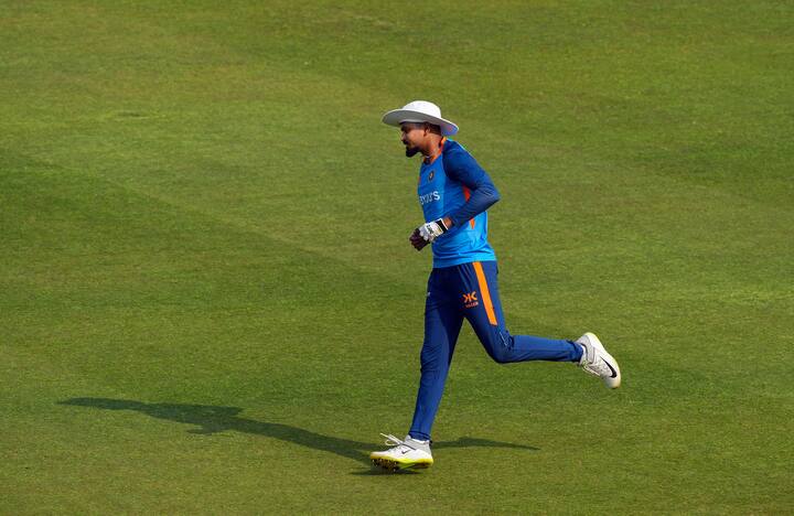 শ্রেয়স আইয়ার নেটে ব্যাটিং শুরু করেছেন। বোর্ড থেকে বিবৃতি দিয়ে জানানো হয়েছে, আপাতত স্ট্রেংথ ও ফিটনেসের কসরত চলছে।