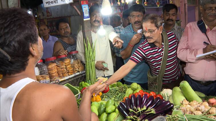 State Task Force Along With Other Officials Raid In Baguiati Market To Investigate Allegation Of Overpriced Vegetables Vegetable Price:অন্য়ান্য় বাজারের তুলনায় সবজির দাম বেশি বাগুইহাটি বাজারে, অভিযোগ খতিয়ে দেখতে হানা রাজ্যের টাস্ক ফোর্সের