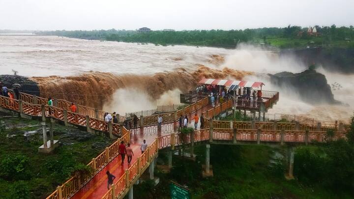 सहस्त्रकुंड धबधबा पाहण्यासाठी नांदेड जिल्ह्यातील नागरिक मोठी गर्दी करत आहे. विशेष म्हणजे यंदाच्या पावसाळ्यात एवढ्या मोठ्या प्रमाणात धबधबा पहिल्यांदाच ओसंडून वाहत आहे.