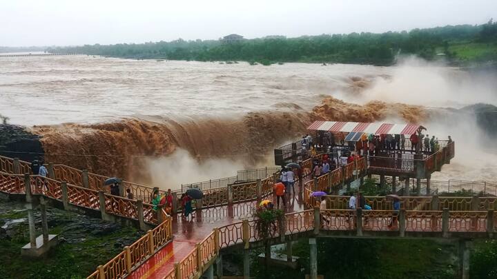 नांदेडमधील मराठवाडा विदर्भ सीमेवर पैनगंगा नदीवर असलेला सहस्त्रकुंड धबधबा ओसंडून वाहत असून धबधबा पाहण्यासाठी पावसात पर्यटकांनी गर्दी केली आहे.