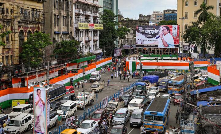 সকাল থেকেই কলকাতামুখী জনস্রোত। জেলা থেকে বাসে-ট্রেনে- নৌকায় আসছেন তৃণমূলের কর্মী-সমর্থকরা। আর এরই মধ্যে রয়েছে যানজটের আশঙ্কা। সপ্তাহের কাজের দিনে যানজট এড়াবেন কীভাবে?