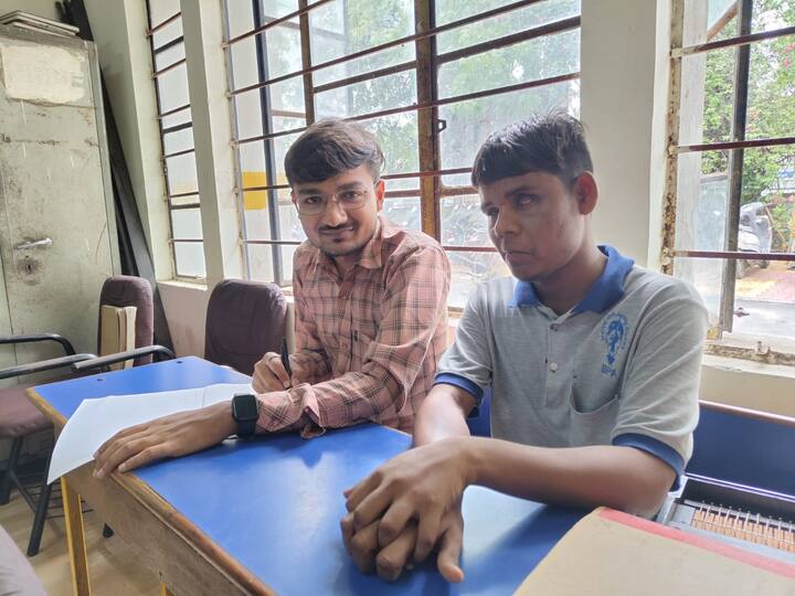 આગળ વાત કરતાં અલ્પેશે જણાવ્યું કે, મારા આંખ સામેથી આ લોકોના રડતા ચહેરા નહોતા જતા. તેથી ધીરે ધીરે હોસ્ટેલ અને કોલેજના મિત્રોને આ વિશે વાત કરી. મિત્ર વર્તુળ માની પણ ગયું. ધીરે ધીરે સિલસિલો આગળ વધ્યો અને પછી મારી પાસે 250 લોકોનું એક મજબૂત ગૃપ થઈ ગયું. સાથે જ અમારી એલ.ડી.કોલેજમાં પણ આચાર્યે દરેક વિદ્યાર્થીઓને છૂટ આપી કે પ્રજ્ઞાચક્ષુ વિદ્યાર્થીઓના પેપર લખવામાં મદદ કરે એમને ક્લાસમાં હાજરીની છૂટ આપવામાં આવશે. આ રીતે આખા અમદાવાદમાં અને ગુજરાતના અલગ અલગ જિલ્લામાં ગૃપ કાર્યરત થયું અને અનેક લોકોનો સાથ સહકાર મળ્યો.