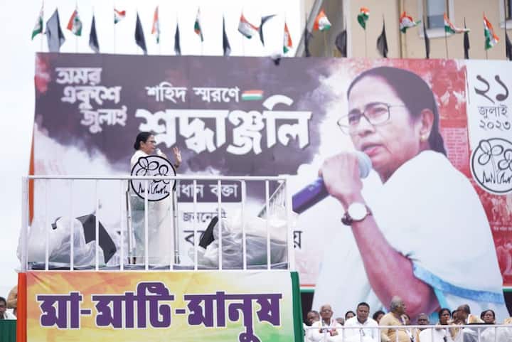 'মানুষের সঙ্গে জাতি-ধর্ম-সম্প্রদায়ের বিভেদ তৈরি করতে চাইছে। নিত্য প্রয়োজনীয় জিনিসের দাম বাড়ছে সেদিকে আপনাদের খেয়াল নেই। নির্বাচন এলেই শুধু প্রতিশ্রুতির পাহাড় তৈরি হতে থাকে। দিনের পর দিন পেট্রোল-ডিজেলের দাম বাড়ছে। ঘর ঘর মে একই ডাক, মোদি যাক মোদি যাক'