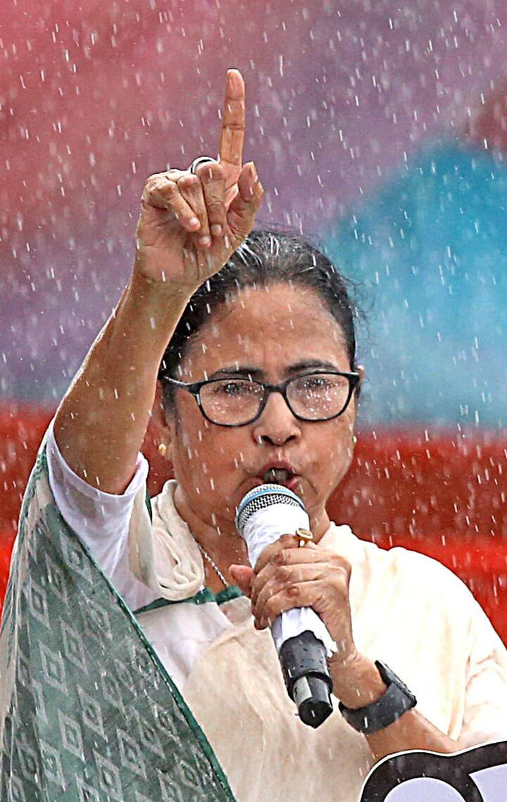 'বাংলার মতো এত সামাজিক সুরক্ষা প্রকল্প আর কোথাও নেই। এরাজ্যে ১১ শতাংশ দারিদ্র্য কমেছে। কর্মসংস্থান ৪০ শতাংশ বেড়েছে'।
