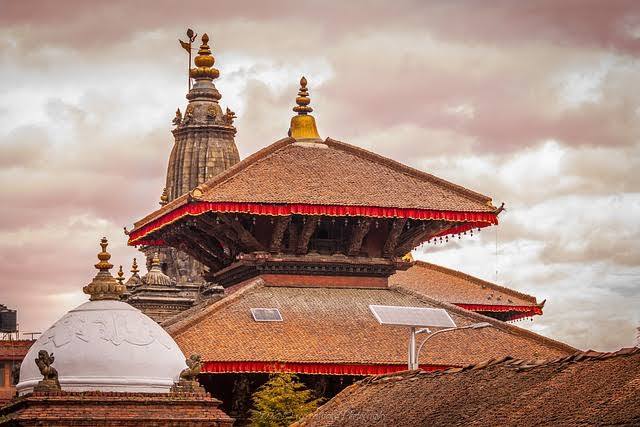 काठमांडू: नेपाल की खूबसूरत राजधानी काठमांडू की खूबसूरती भी कम नहीं है. यहां आप पुराने मंदिर, सुनहरे पैगोडा और खूबसूरत नजारे देख सकते हैं. यहां बागमती और विष्णुती नदी का संगम भी दिखाई देता है. यहां वर्ल्ड हेरिटेज जगहों के साथ लजीज खाने का मजा लेने का मौका भी मिलता है.