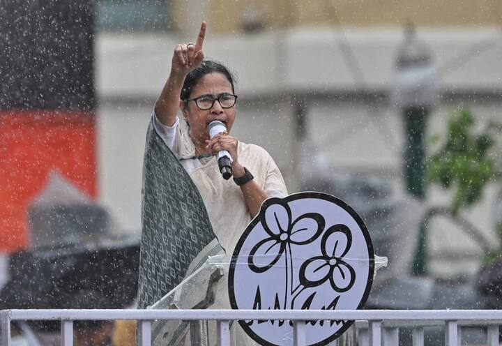 কখনও ২৪-এর ভোটের রণকৌশল নিয়ে কথা বললেন। কখনও আবার মোদি সরকারের বিরোধীতায় সুর  চড়ালেন। মণিপুর নিয়েও সরব হলেন বক্তৃতার মাঝেই। সবমিলিয়ে ২১-এর মঞ্চে রাজ্য তথা দেশ নিয়ে একাধিক বার্তা দিলেন তৃণমূল নেত্রী মমতা বন্দ্যোপাধ্যায়।  এক ঝলকে দেখে নেওয়া যাক, কী কী বললেন তিনি।