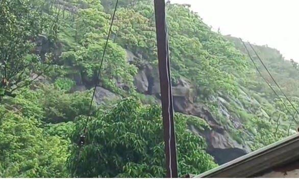 प्रांताधिकारी प्रवीण पवार यांच्या मार्गदर्शनाखाली तहसीलदार यांनी पेण मधील डोंगराळ भागात असलेल्या चांदेपट्टी वाडीवरील नागरिकांना सतर्कतेचा इशारा दिला.