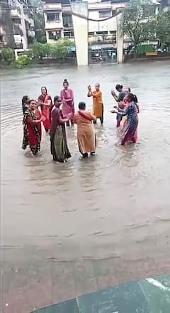 Vasai Rains : वसईत पावसामुळे साचलेल्या पाण्यात महिलांचा गरब्याचा