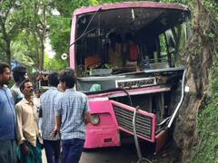மயிலாடுதுறை அருகே அரசு பேருந்து மரத்தில் மோதி விபத்து - பள்ளி கல்லூரி மாணவர்கள் காயம்