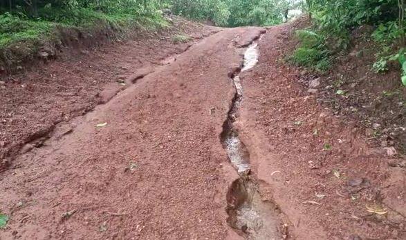 त्यानंतर नागरिकांना समजावून तहसीलदार, प्रशासनातील अधिकाऱ्यांनी त्यांचे सुरक्षित स्थळी स्थलांतर केले.