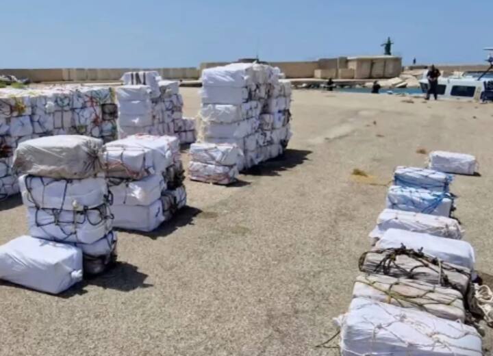 5.3 Tonnes Of Cocaine Worth $946 Million Found Floating At Sea Near Italy Italy Cocaine: इटली के समुद्र में तैरती मिली 5.3 टन कोकीन, बाजार में 946 मिलियन डॉलर कीमत
