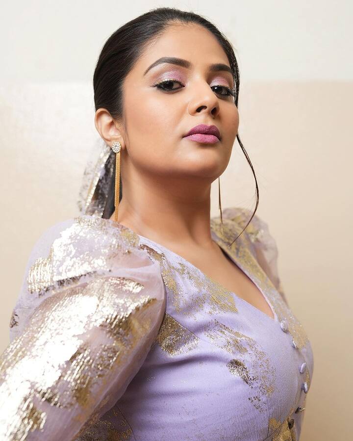 బుల్లితెరపై టీవీ షోల్లో తన యాంకరింగ్ తో పాటు గ్లామర్ తోనూ అదరగొడుతుంది.2