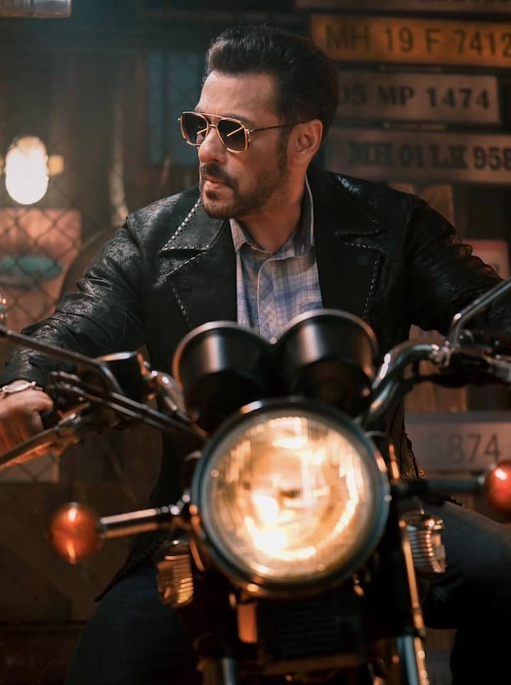 बता दें कि सलमान खान ने अभी तक किसी भी फिल्म मे लिपलॉक सीन नहीं दिया है. एक्टर अब बहुत जल्द कैटरीना कैफ के साथ फिल्म ‘टाइगर 3’ में नजर आएंगे.