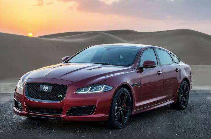 ਪਰਿਣੀਤੀ ਕੋਲ 5-ਸੀਟਰ ਜੈਗੁਆਰ XJL ਲਗਜ਼ਰੀ ਕਾਰ ਹੈ। ਕੰਪਨੀ ਇਸ ਕਾਰ ਨੂੰ ਡੀਜ਼ਲ ਅਤੇ ਪੈਟਰੋਲ ਇੰਜਣ ਦੋਵਾਂ ਵਿਕਲਪਾਂ ਨਾਲ ਵੇਚਦੀ ਹੈ। ਇਸ ਕਾਰ ਦੀ ਕੀਮਤ 99.01 ਲੱਖ ਰੁਪਏ ਤੋਂ ਲੈ ਕੇ 1.11 ਕਰੋੜ ਰੁਪਏ ਤੱਕ ਸੀ ਪਰ ਹੁਣ ਇਸ ਮਾਡਲ ਨੂੰ ਬੰਦ ਕਰ ਦਿੱਤਾ ਗਿਆ ਹੈ।