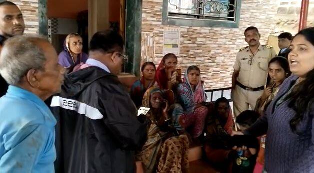 धोक्याच्या ठिकाण वाटणाऱ्या जागांवरुन नागरिकांच्या स्थलांतराबाबत निर्णय घेतला जात आहे.