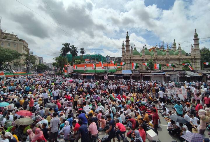 মঞ্চের প্রথম ভাগে বসবেন মমতা বন্দ্যোপাধ্যায়। থাকবেন সর্বভারতীয় সাধারণ সম্পাদক অভিষেক বন্দ্যোপাধ্যায়-সহ তৃণমূলের প্রথম সারির নেতা-নেত্রী ও আমন্ত্রিতরা।