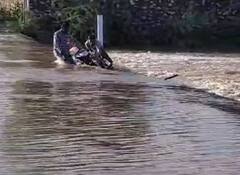 Rain: બોટાદના સાળંગપુર ગામે કોઝ વેમાં બાઇક સાથે યુવક પાણીમાં થયો ગરકાવ