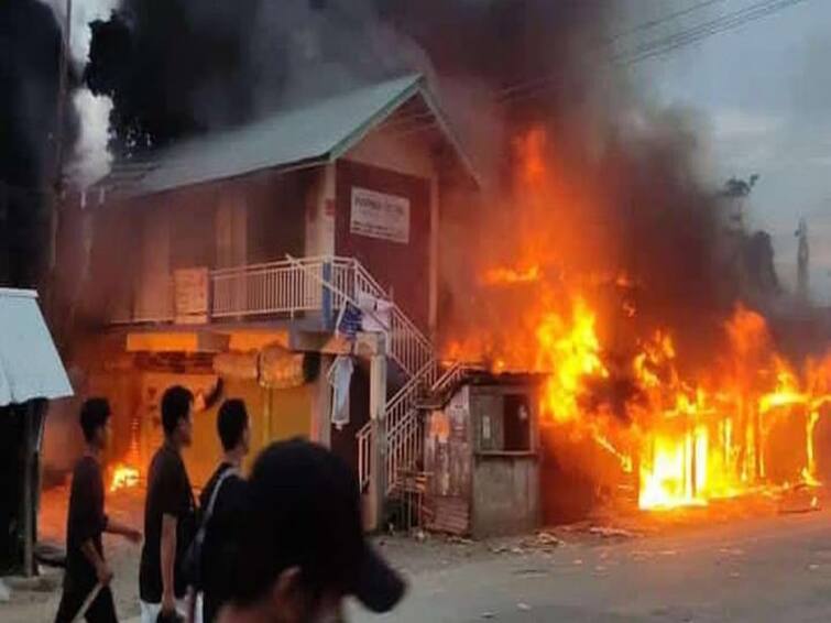 Manipur Violence Another Manipur shocker video of chopped head emerges video viral Manipur Violence: தலையை வெட்டி தனியாக தொங்க விட்ட கொடூரர்கள்: மணிப்பூரில் பழங்குடி பெண்களை தொடர்ந்து இளைஞருக்கு நேர்ந்த பயங்கரம்..