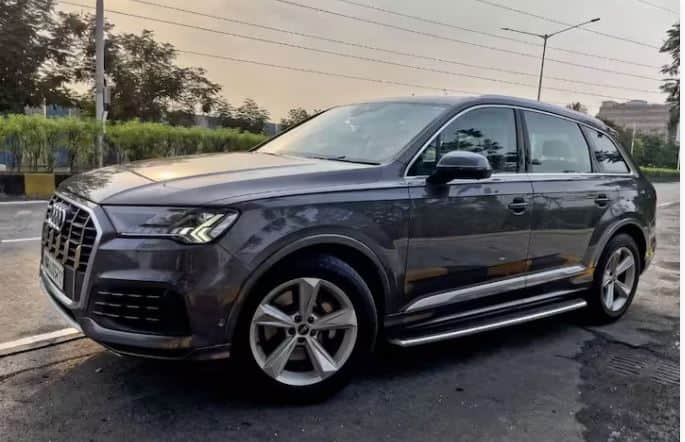 ਅਗਲੀ ਲਗਜ਼ਰੀ ਕਾਰ Audi Q7 ਹੈ, ਜੋ ਕਿ 7-ਸੀਟਰ SUV ਹੈ, ਕੰਪਨੀ ਇਸ ਵਿੱਚ 2995cc ਇੰਜਣ ਦਿੰਦੀ ਹੈ। ਇਸ ਦੀ ਸ਼ੁਰੂਆਤੀ ਕੀਮਤ 84.70 ਲੱਖ ਰੁਪਏ ਹੈ। ਇਹ SUV ਤਿੰਨ ਵੇਰੀਐਂਟ 'ਚ ਉਪਲੱਬਧ ਹੈ।
